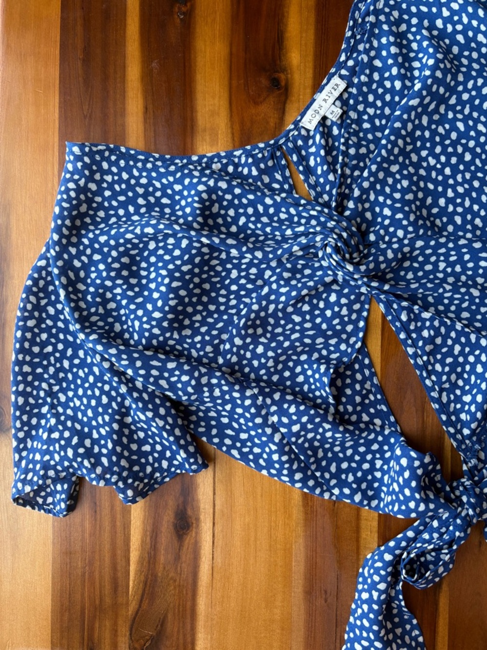 MOON RIVER Blue & White Dot Print Knot Front Cropped Blouse